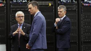 Mateo Valero, director del Barcelona Supercomputing Center, guía a Pedro Sánchez en su visita a las instalaciones del MareNostrum.