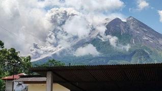 El volcán Merapi, en erupción