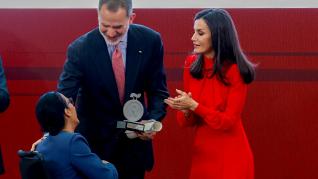 Teresa Perales recibe la acreditación a la X Promoción de Embajadores Honorarios de la Marca España de manos de los Reyes.