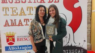 Mercedes Portella dio el premio Mejor Dirección a Laura Orts en nombre de Marcos Altuve. X Muestra de Teatro Amateur Villa de Biescas