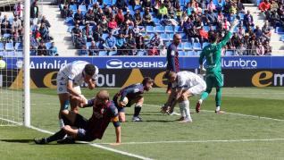El Huesca recibe al Alavés en el Alcoraz.