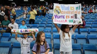 El Real Madrid y el Bernabéu muestran su apoyo al delantero Vinicius en el partido de liga ante el Rayo Vallecano