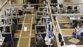 Primer día de la atención en el servicio de cita previa de la Agencia Tributaria en Zaragoza.