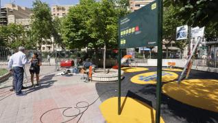 Instalación de nuevos juegos infantiles en Zaragoza.