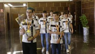 Los chavales de Dominicos, en el Ayuntamiento de Zaragoza.