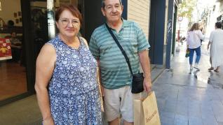 Amelia Magdalena y Luis Taratiel salen de comprar un traje de baturra en Indumenta