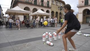 Alzheimer Huesca ha organizado una divertida yincana popular en la plaza de Luis López Allué.
