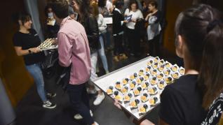 Más de 250 personas asistieron a la cata solidaria de los tres mejores bombones artesanos de España 2023, entre ellos el del oscense Raúl Bernal.