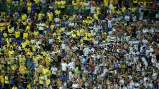 El Brasil-Argentina de las eliminatorias del Mundial 2026 comenzó con casi media hora de retraso por una pelea generalizada registrada en la tribuna del estadio Maracaná de Río de Janeiro antes del comienzo del clásico sudamericano.