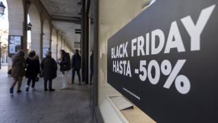 Tiendas con carteles de ofertas por el 'Black Friday' 2023 en Zaragoza.