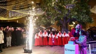 Zaragoza enciende la Navidad entre fuegos artificiales y villancicos
