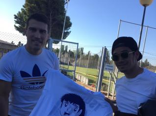 Zapater y Kagawa, en la Ciudad Deportiva, con una camiseta de Capitán Tsubasa, figura del célebre ánime japonés sobre fútbol