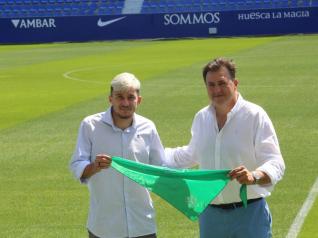 Ratiu y el consejero delegado, Manolo Torres, posan con una pañoleta laurentina.