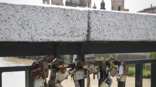 En el puente de Santiago se acumulan los candados.