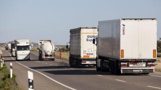 Circulación de camiones en la carretera N-II cerca de Pina.