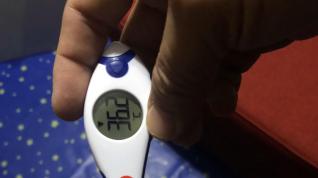 Un ciudadano chino, en cuarentena voluntaria por el virus, se toma la temperatura en su domicilio de Zaragoza.