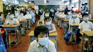 Niños con máscaras por el virus del SARS en un colegio de Hong Kong en mayo de 2002.