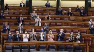 La bancada socialista aplaude tras la aprobación del ingreso mínimo vital.