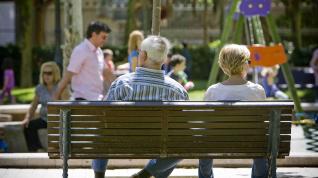 Una pareja sentada en un banco en Zaragoza.