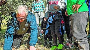 Un apasionado de la trufa enseña a los huéspedes de Casa ‘El Francés’ a buscar el hongo en una plantación y después a la mesa.