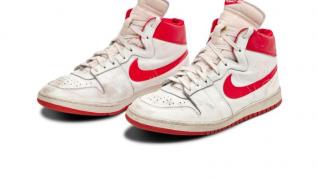 Las zapatillas Nike Air Ships de Jordan, subastadas por casi 1,5 millones de dólares.
