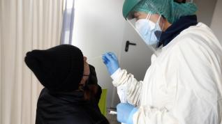 Una prueba de detección del virus, al comienzo de esta ola, en el Centro de Salud Los Olivos-Santo Grial.