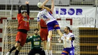 La defensa oscense estuvo muy hundida ante el ataque del Granollers. FOTO