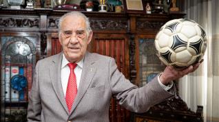 Cándido Gómez, ‘Candi’, en su hogar de Granada, siempre acompañado del balón. TFGP.