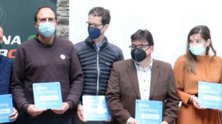 Entrega del distinto de Bike Territory, este jueves en el acto celebrado en Boltaña. Zona Zero