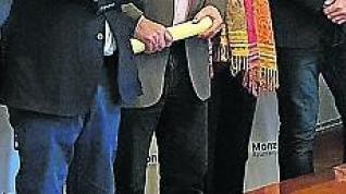 El consejero José Luis Soro junto al resto de autoridades, en la presentación de la variante de Monzón.