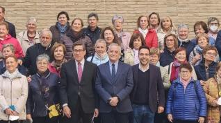 Foto de familia de las Amas de Casa de Monzón en su visita a las Cortes de Aragón. FOTO