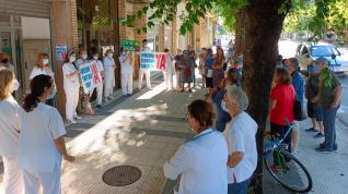 Concentración de este viernes a las puertas del centro de salud del Perpetuo Socorro de Huesca para pedir un nuevo ambulatorio.