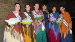 Las serrablesas del año 2022 junto a la alcaldesa del municipio, Berta Fernández. sabiñánigo 2022