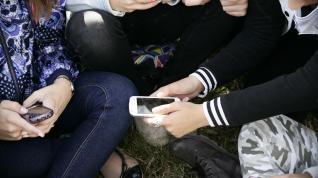 Adolescentes usando el móvil, en una imagen de archivo.