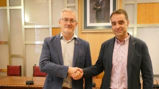 El alcalde de Jaca, Juan Manuel Ramón, y el nuevo jefe de la Policía Local, César Ara Miranda, en el Ayuntamiento.