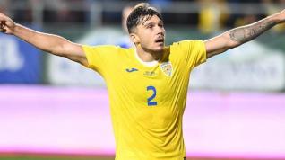 Ratiu celebra su primer gol con la camiseta de Rumanía.