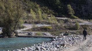 El principal acceso a Jánovas es este vado sobre el río Ara, que se inunda cuando llueve.