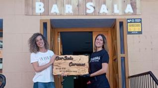 Mapi, a la izquierda, y Sandra Sala son las hermanas que desde el 1 de octubre llevan el único bar de Carenas.