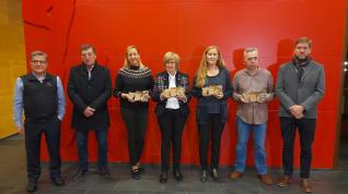 La consejera de la DGA, Marta Gastón, posando ayer con los premiados.