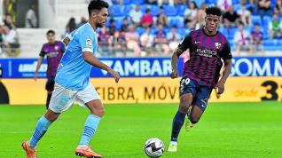 Kevin Carlos durante un partido de la SD Huesca en El Alcoraz.