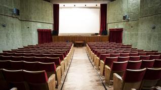 El cine de Candasnos, que lleva 45 años en funcionamiento de forma ininterrumpida, cuenta con las butacas que pertenecieron al cine Coso de Zaragoza.