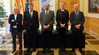 Foto de familia tras la firma del convenio para la unión de los valles de Tena y del Aragón a través de las estaciones de esquí de Astún y Formigal.