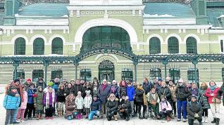Foto de familia de la Asociación de Vecinos de Caldearenas,  que visitó la estación de Canfranc el sábado pasado.