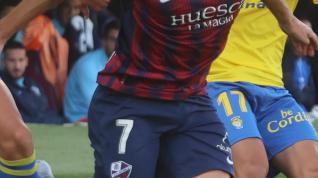 Gerard Valentín se marcha de dos jugadores rivales durante un partido en El Alcoraz.