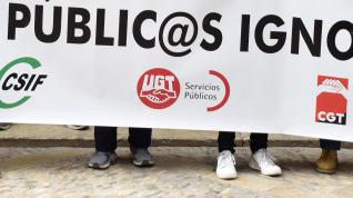 Concentración frente al Ayuntamiento de Huesca de los trabajadores públicos.