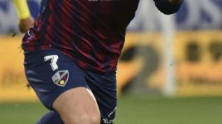 Gerard Valentín conduce el balón durante un partido en El Alcoraz.