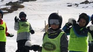 Un grupo de escolares disfruta de la nieve en la estación de esquí de Aramón Cerler.