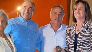 Miembros de la corporación municipal homenajean a su secretaria, Lourdes Escabosa, a la derecha en la imagen.