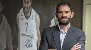 El presidente de la Federación Española de Baloncesto, Jorge Garbajosa, posa junto a una imagen de Juan Carlos Navarro.