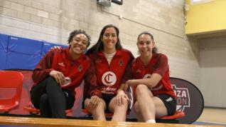 Helena Oma, Vega Gimeno y Lara González, sonrientes en la pista anexa del Príncipe Felipe.